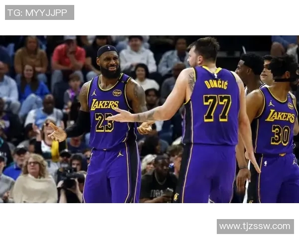 湖人詹姆斯领衔对决火箭球队展现篮球魅力与激情的巅峰对抗